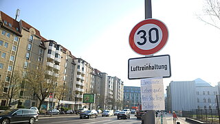 Tempo 30-Verkehrsschild in Berlin