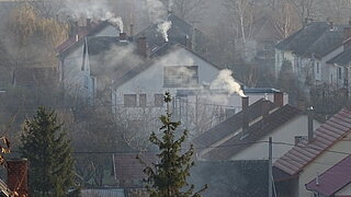 Wohngebiet in der Heizsaison, Ungarn