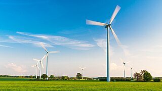 Windräder in mitteleuropäischer Landschaft