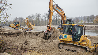 Baumaschinen an der Isar