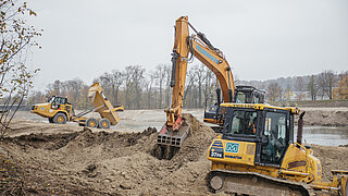 Baumaschinen an der Isar