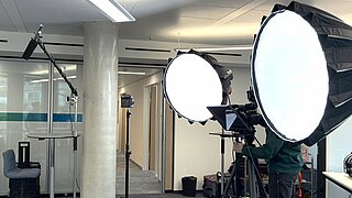 Scheinwerfer, Teleprompter und Mikrofon bei einem Filmdreh
