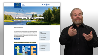Screenshot aus einem Film in Gebärdensprache: Im Vordergrund der Gebärdendolmetscher, im Hintergrund das Logo der LIFE-Beratungsstelle