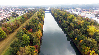 Luftbild der Isar vor der Renaturierung