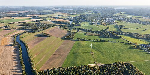 Luftbild mit Feldern, Fluss, Wald, Siedlungen