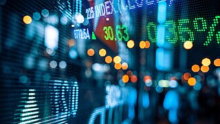 Zahlen und Finanzkennzahlen mit Lichtreflexionen