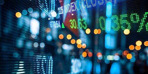 Zahlen und Finanzkennzahlen mit Lichtreflexionen