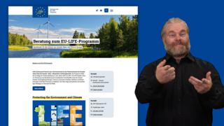 Screenshot aus einem Film in Gebärdensprache: Im Vordergrund der Gebärdendolmetscher, im Hintergrund das Logo der LIFE-Beratungsstelle