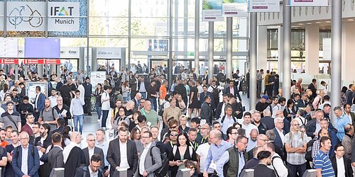 Menschenmenge auf einer Messe