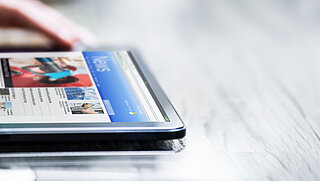 Person am Tablet