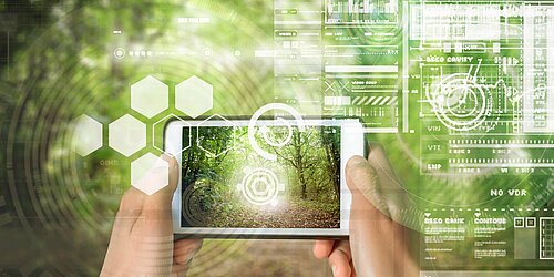 Hände mit Smartphone und Icons in der Natur