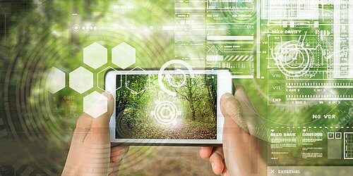 Hände mit Smartphone und Icons in der Natur
