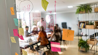 Büro, in dem Menschen gemeinsam arbeiten