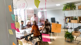 Büro, in dem Menschen gemeinsam arbeiten