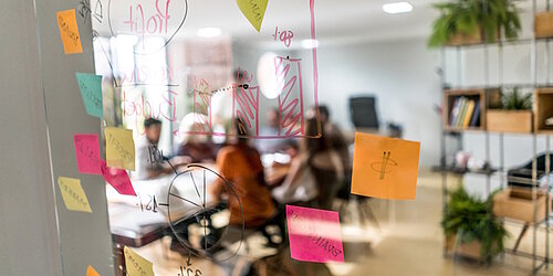 Büro, in dem Menschen gemeinsam arbeiten