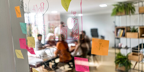 Büro, in dem Menschen gemeinsam arbeiten