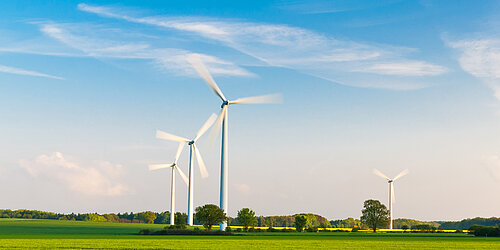 Windräder in mitteleuropäischer Landschaft