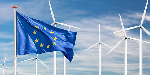 EU-Fahne und Windräder
