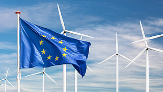EU-Fahne und Windräder
